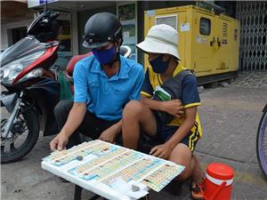 Xổ Số Cà Mau hỗ trợ gần 3 tỷ cho người bán vé số lẻ